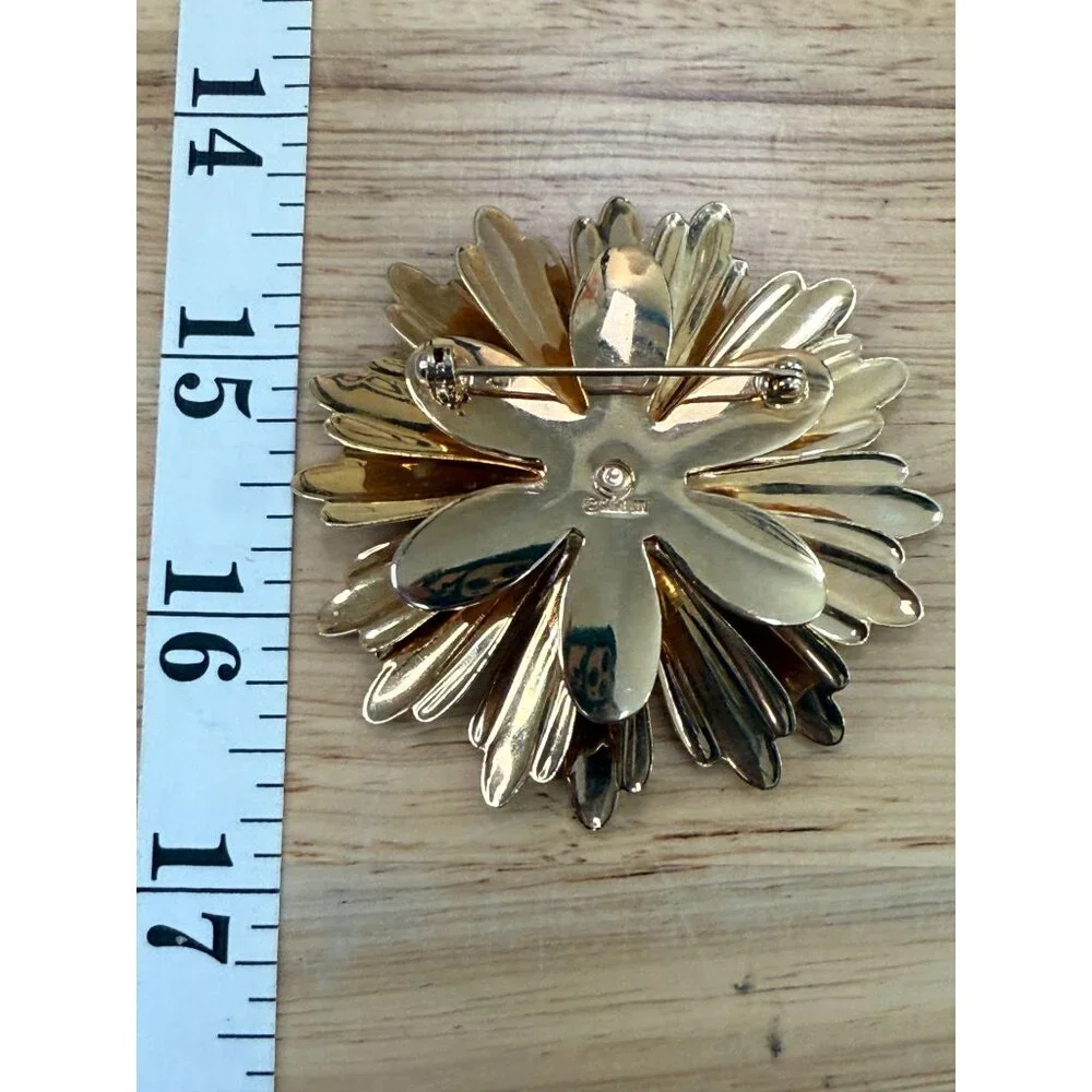 Gold-Tone Daisy Flower Brooch Pin Vintage-Style Signed Sarah Cov Costume Jewelry